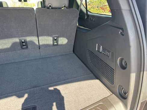 Used 2025 Chevrolet Suburban LT w/ Comfort Package image 25