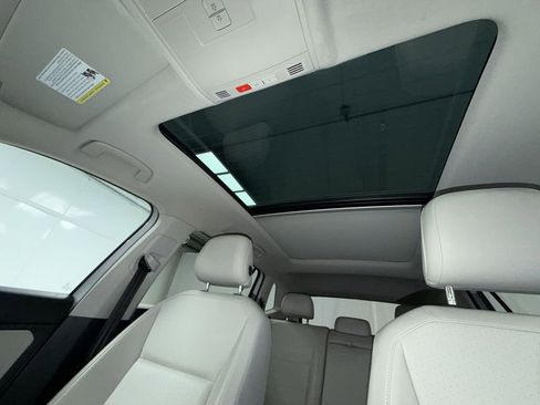 Used 2018 Volkswagen Tiguan SE w/ Panoramic Sunroof Package image 22