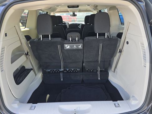 Used 2019 Chrysler Pacifica Touring Plus w/ Tire & Wheel Group FWD image 19