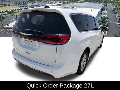 Used 2023 Chrysler Pacifica Touring-L FWD image 3