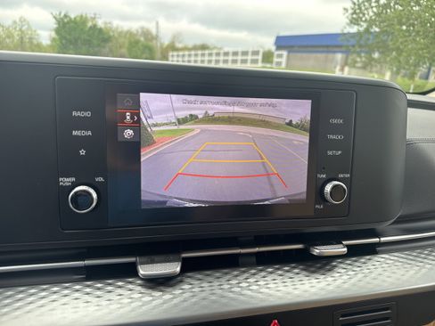 Used 2024 Kia Carnival LX image 19