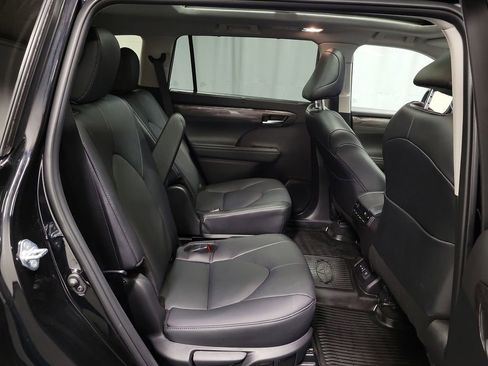 Used 2025 Toyota Highlander Platinum image 27