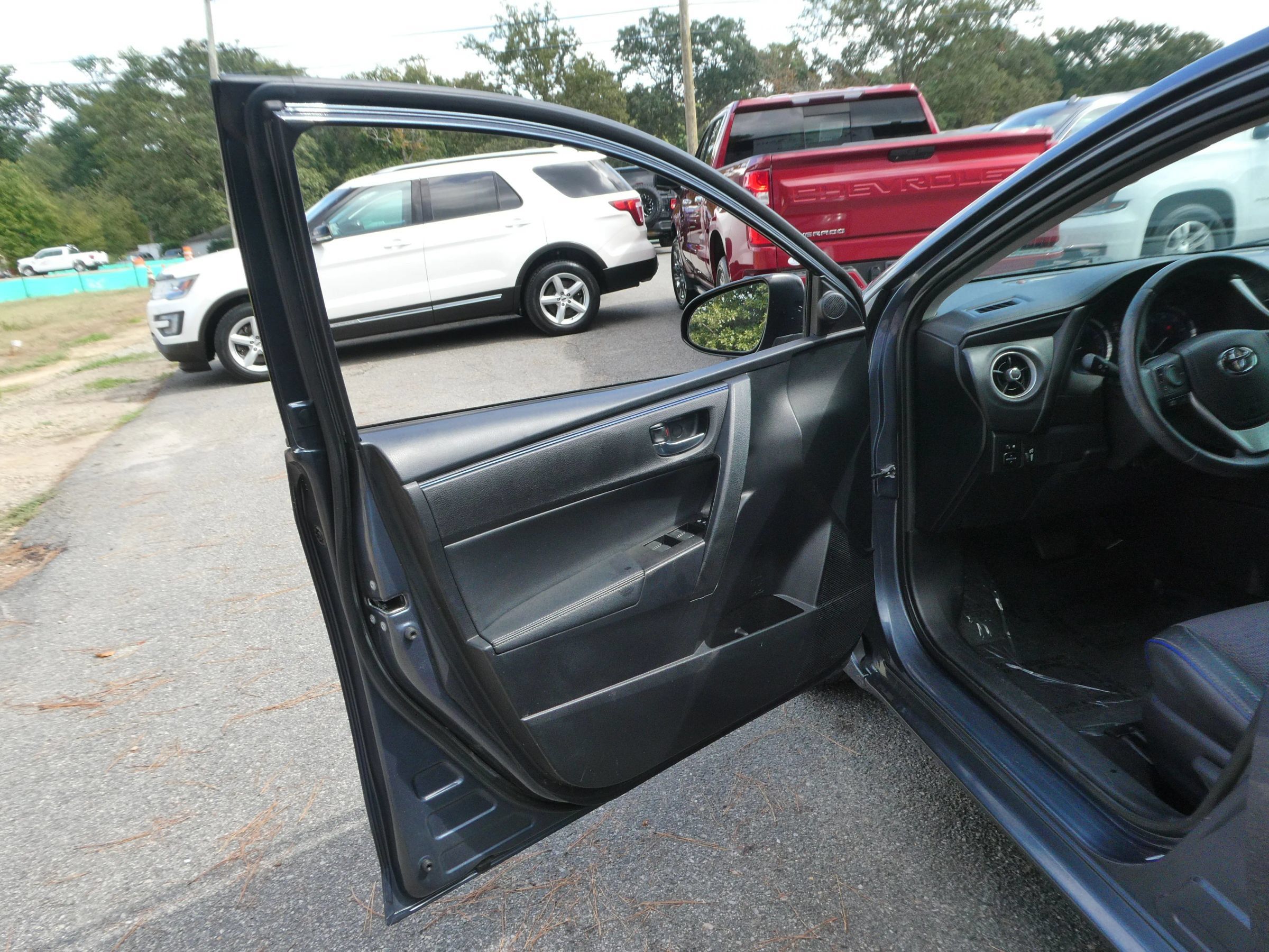 Used 2017 Toyota Corolla SE FWD image 11