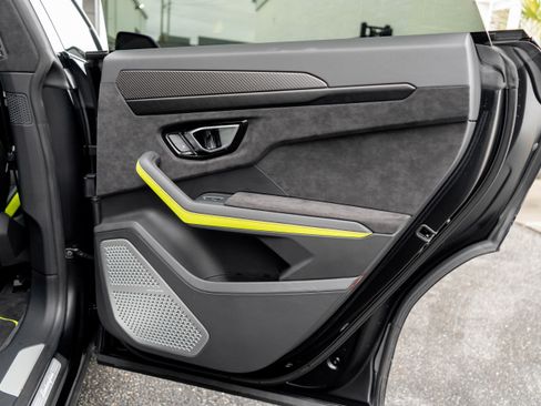 Used 2021 Lamborghini Urus AWD/4WD image 42