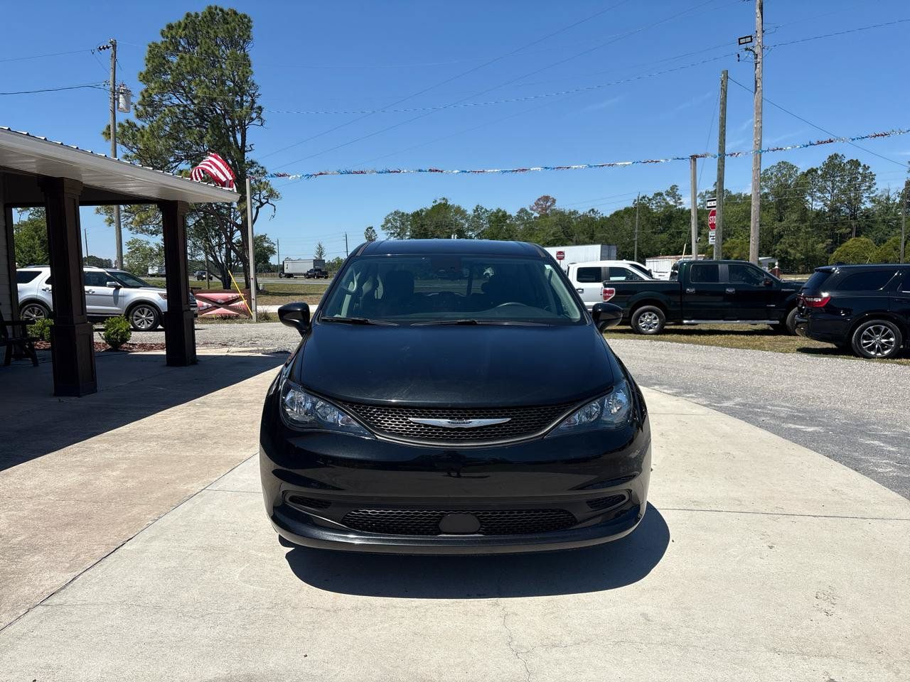 Used 2023 Chrysler Voyager LX FWD image 2