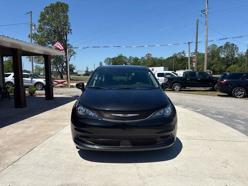 Used 2023 Chrysler Voyager LX FWD image 2