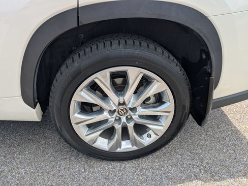 Used 2021 Toyota Highlander Limited FWD image 30