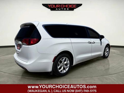 Used 2017 Chrysler Pacifica Touring Plus w/ Tire & Wheel Group FWD image 5