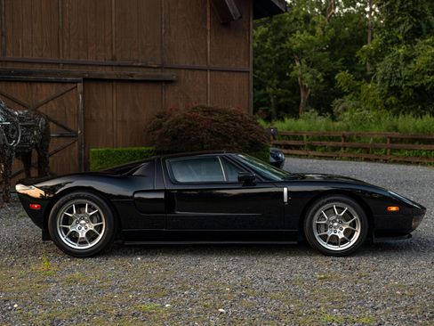 Used 2006 Ford GT RWD image 21