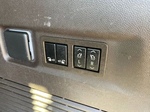 Used 2022 Chevrolet Suburban LT w/ LT Signature Plus Package image 29