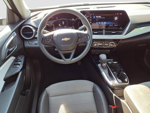 Used 2024 Chevrolet Trax LT image 9