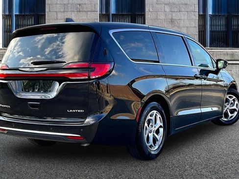 Used 2024 Chrysler Pacifica Limited FWD image 11