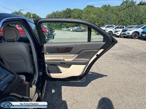Used 2018 Lincoln Continental Premiere AWD/4WD image 37