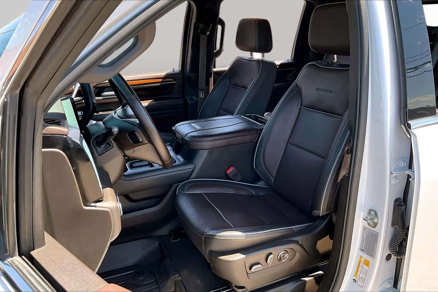 Used 2024 GMC Sierra 3500 Denali w/ Denali Reserve Package AWD/4WD image 8
