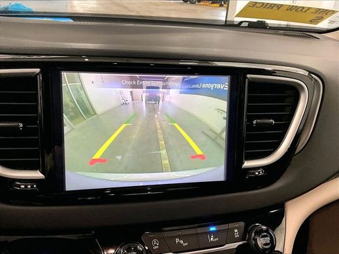 Used 2023 Chrysler Pacifica Touring-L FWD image 20