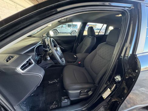 Used 2025 Toyota Corolla Cross LE image 34