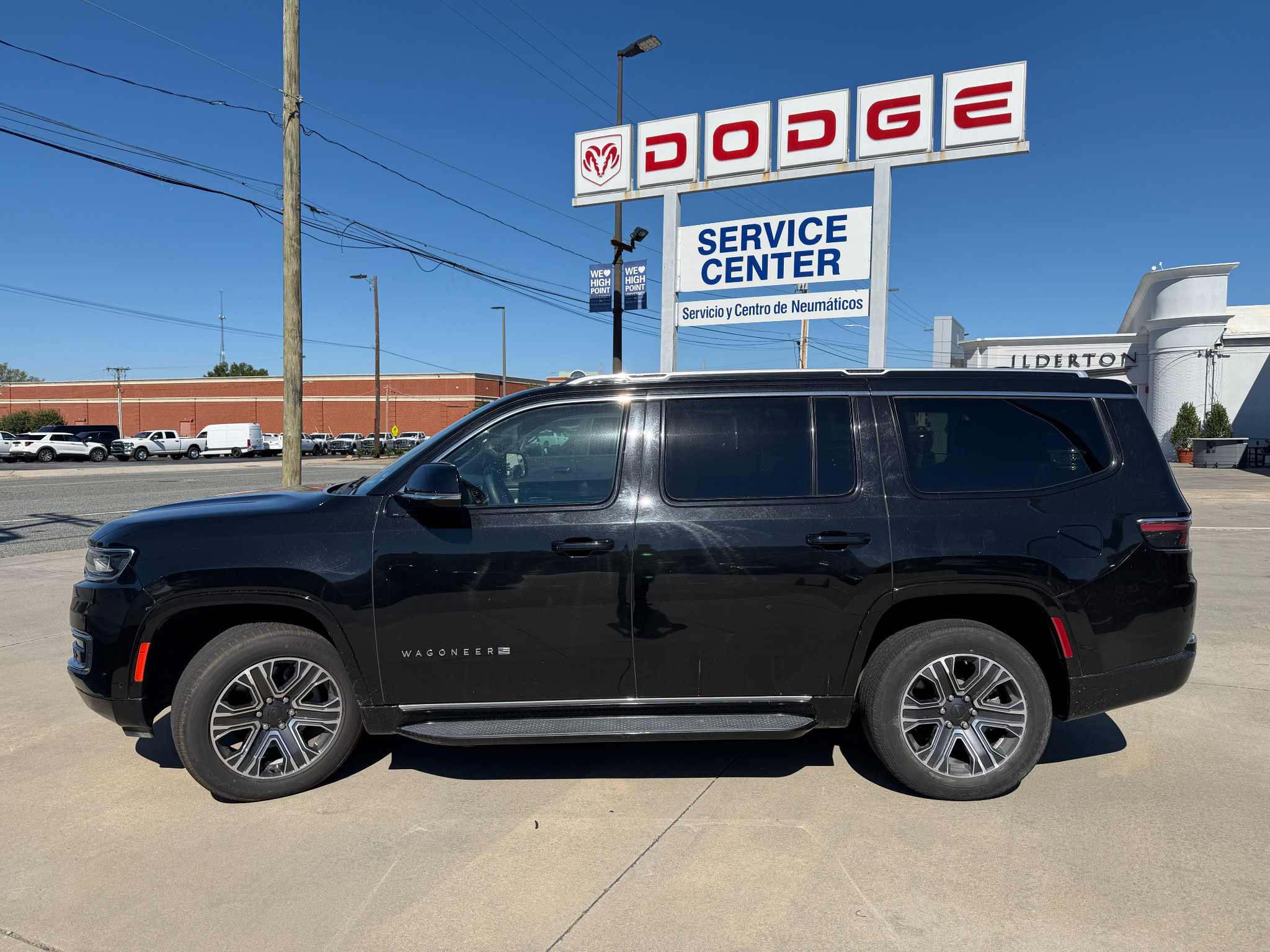 Certified 2024 Jeep Wagoneer Series II w/ Flexible Seating Group AWD/4WD image 2