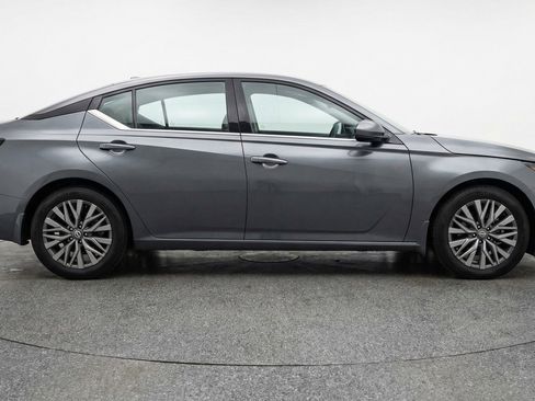 Used 2025 Nissan Altima 2.5 SV image 11