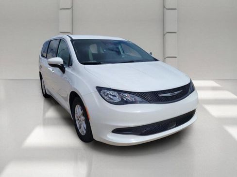 Used 2023 Chrysler Voyager LX FWD image 3