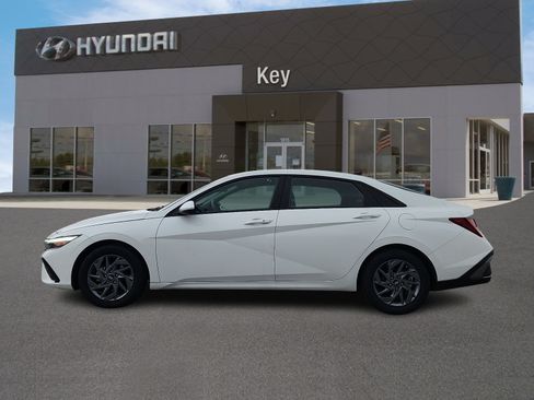 Certified 2024 Hyundai Elantra SEL FWD image 6
