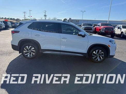 Used 2025 Volkswagen Tiguan S image 4