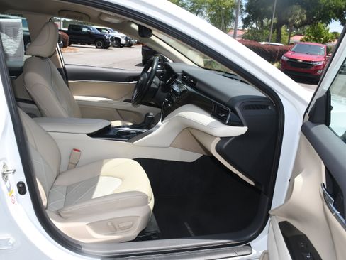 Used 2019 Toyota Camry XLE FWD image 20