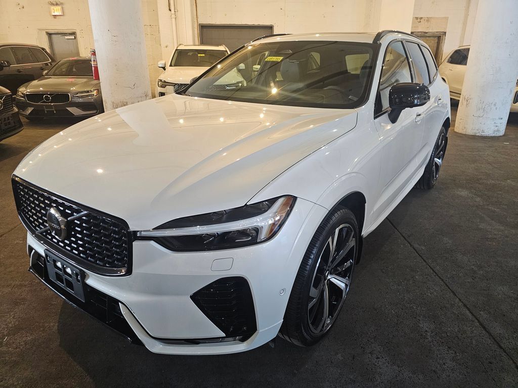Used 2022 Volvo XC60 B6 R-Design AWD/4WD image 1