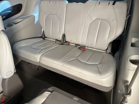 Used 2021 Chrysler Pacifica Touring-L FWD image 22