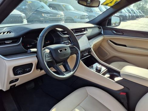 Certified 2024 Jeep Grand Cherokee Limited image 9