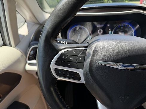 Used 2019 Chrysler Pacifica Touring-L w/ Advanced Safetytec Group FWD image 19
