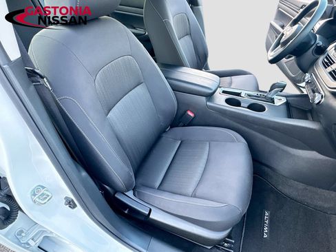 Used 2025 Nissan Altima 2.5 SV FWD image 36
