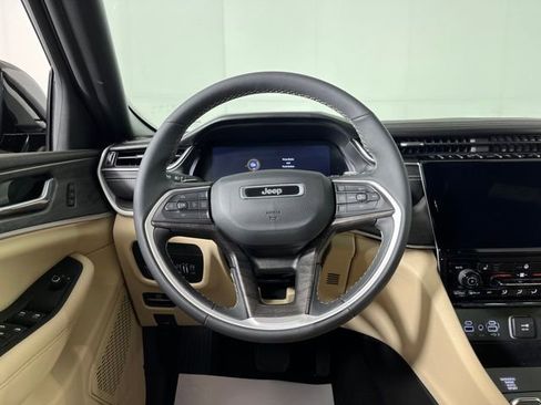 Used 2023 Jeep Grand Cherokee Limited image 16