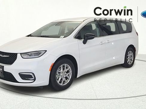 Used 2024 Chrysler Pacifica Touring-L FWD image 3