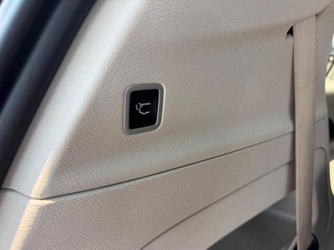 Used 2023 Chrysler Pacifica Touring-L FWD image 8