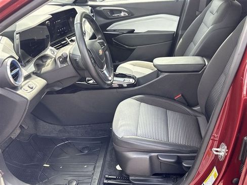 Used 2024 Chevrolet Trax LT w/ Driver Confidence Package FWD image 18