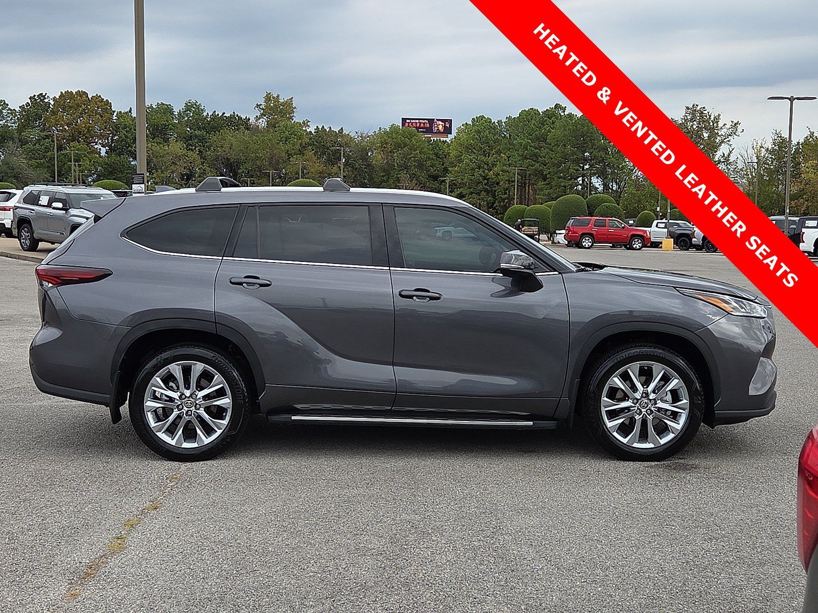 Used 2025 Toyota Highlander Limited FWD image 6