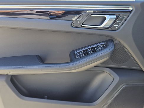 Certified 2025 Porsche Macan image 23