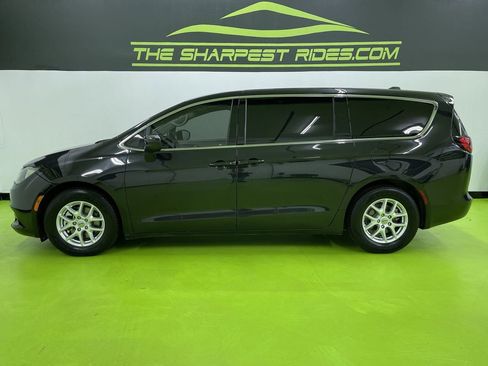 Used 2022 Chrysler Voyager LX image 6