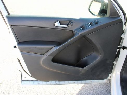 Used 2017 Volkswagen Tiguan Sport image 11