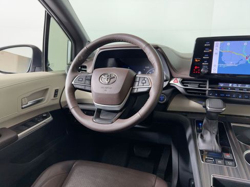 Used 2023 Toyota Sienna Platinum image 28