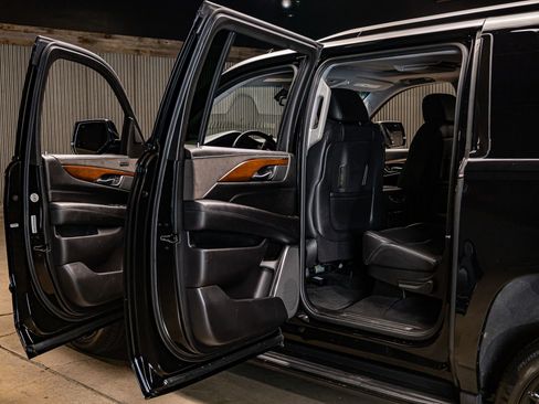 Used 2020 Cadillac Escalade ESV Premium Luxury image 27