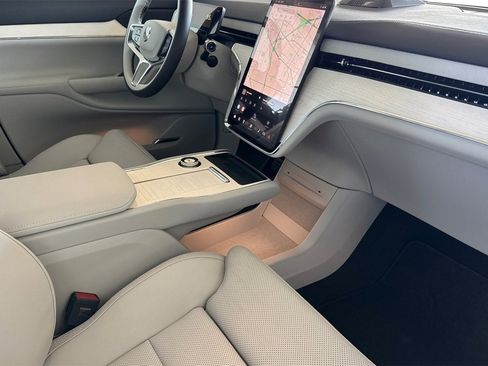 New 2025 Volvo EX90 Plus w/ Protection Package Premier image 16