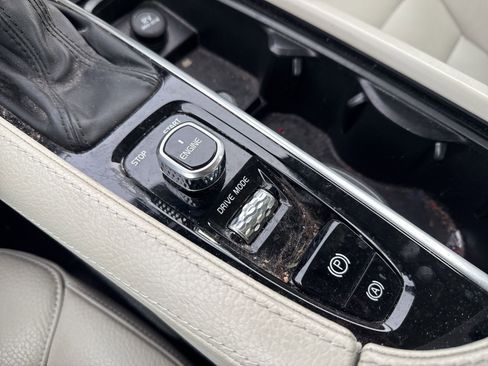 Used 2017 Volvo S90 T6 Momentum w/ Vision Package image 23