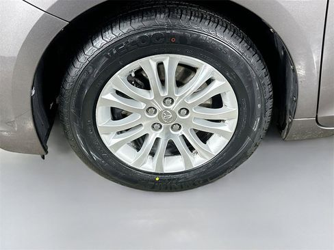 Used 2013 Toyota Sienna XLE image 13