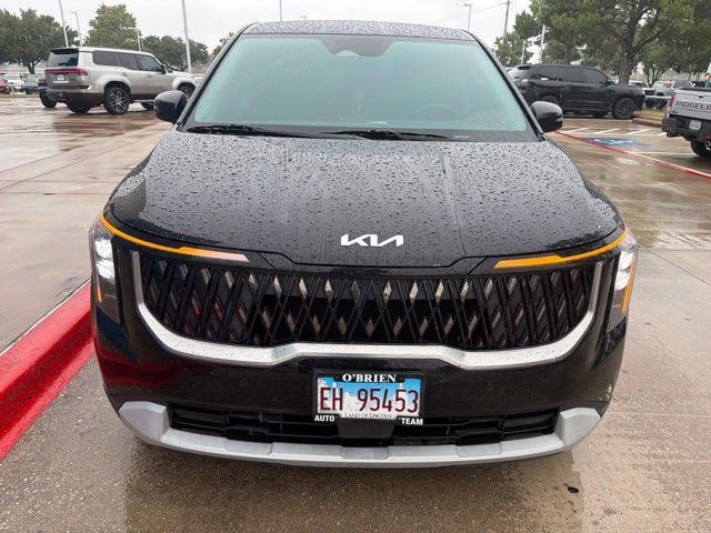 Used 2025 Kia Carnival FWD image 2