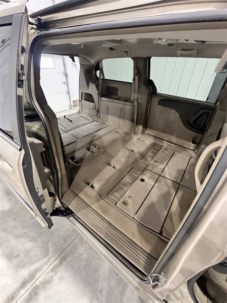 Used 2013 Chrysler Town & Country Touring FWD image 13