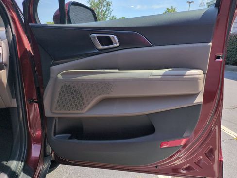 Used 2025 Kia Carnival FWD image 34