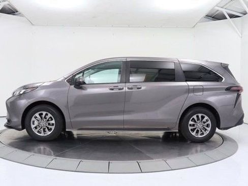 Used 2024 Toyota Sienna LE image 2