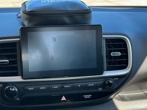 Used 2024 Hyundai Venue SEL image 19