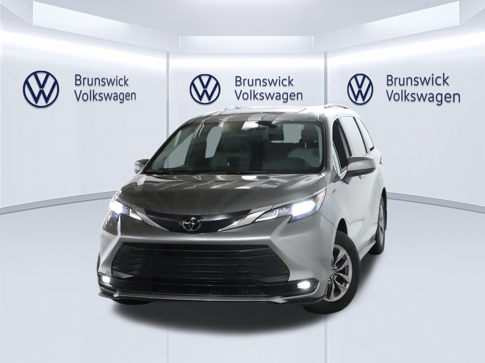 Used 2026 Toyota Sienna XLE AWD/4WD image 3